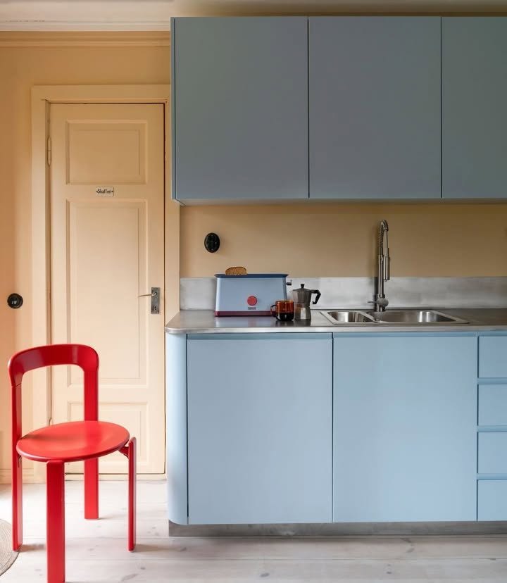 Cresan | cocina azul y silla roja 1
