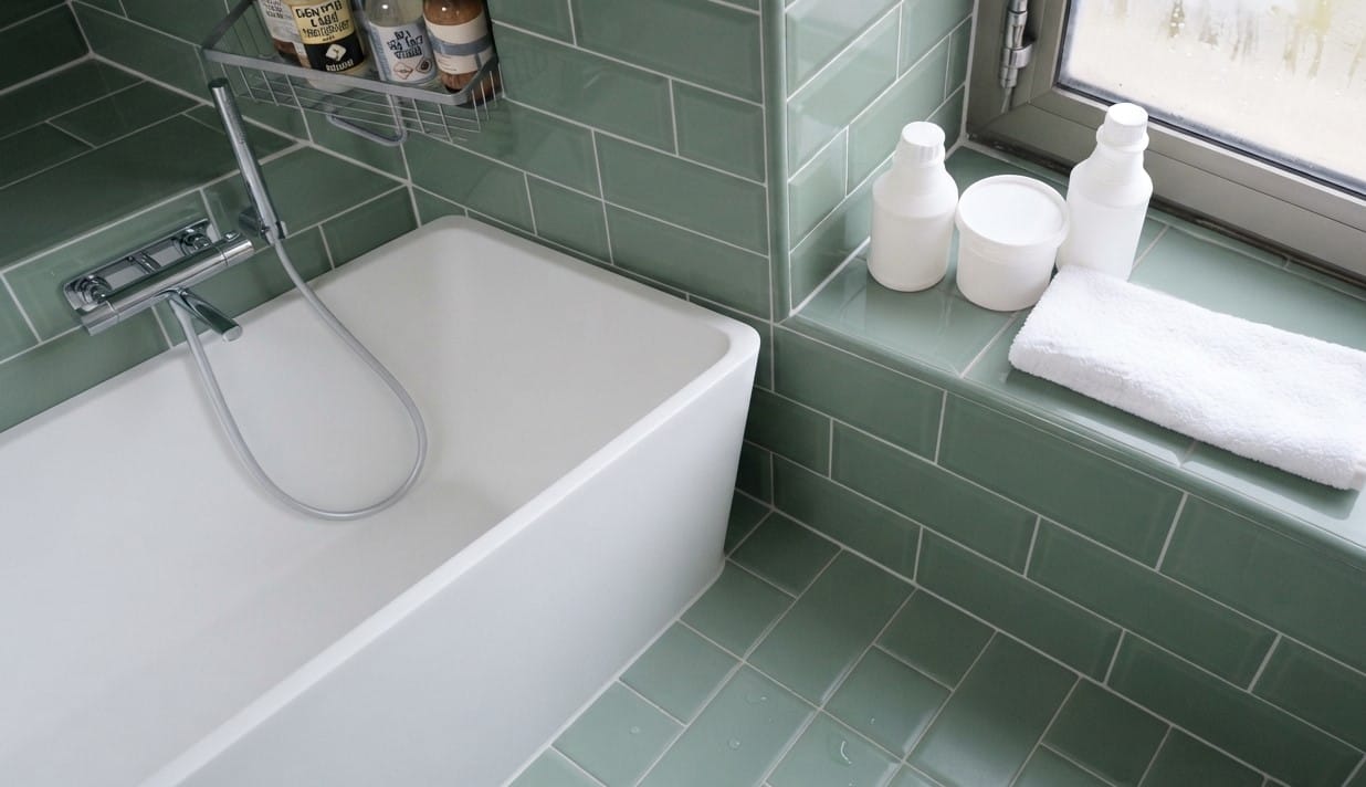 ¿Juntas negras o sucias? Trucos eficaces para devolverles su color original 4 | Cresan Cresan | cresan azulejos verdes banos benissa