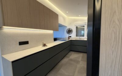 Home 20 | Cresan Cómo diseñar una cocina alargada: Claves de almacenaje, luz y combinación Verde Abeto + Roble