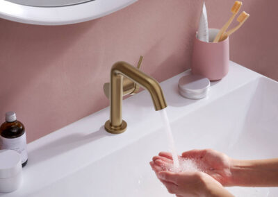 tecturis s brushed bronze washplace hands washing ambiance 4x3 1